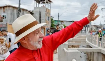 Lula concorre a releição contra o candidato Flávio Bolsonaro.