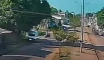 Imagens mostram o momento em que o suspeito rouba a moto doo oficial de Justiça