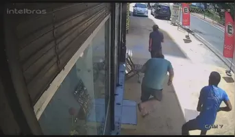 O empresário reagiu e acabou baleado pelo suspeito de camisa azul