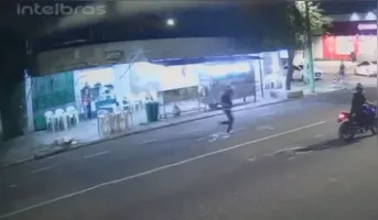 O suspeito agiu sozinho, mas na hora da fuga surgiu comparsa em motocicleta