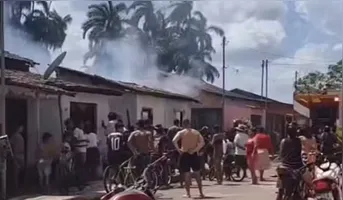 O incêndio logo se alastrou e destruiu a residência