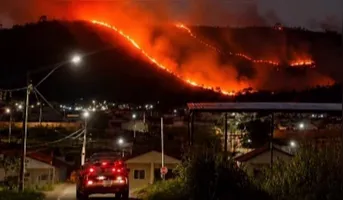 O fogo foi visto de longe e, por sorte, não atingiu casas e nem pessoas