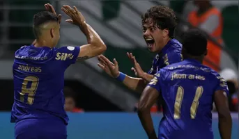 Jogadores do Palmeiras comemoram a vitória de 3 a 0 no jogo da ida da competição contra o Santos