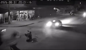 O impacto da colisão foi tão forte que o homem foi arremessado e a motocicleta destruída