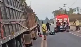 O motociclista seguia para o trabalho, quando caiu na pista e foi atingido pelo caminhão
