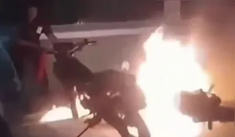 A motocicleta atingida foi completamente destruída pelo fogo