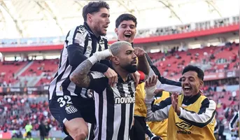 Gabigol, autor de dois gols da vitória contra o Inter (RS), comemora junto com os companheiros