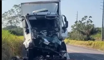 A frente da carreta ficou completamente destruída devido a colisão