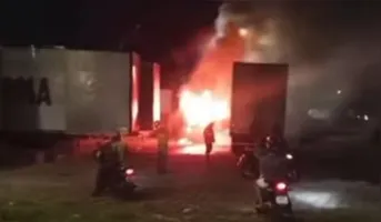 As chamas ocorreram durante a madrugada, que foram contidas pelos Bombeiros