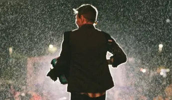 Apesar da forte chuva, Michel Teló seguiu no palco agitando os fãs