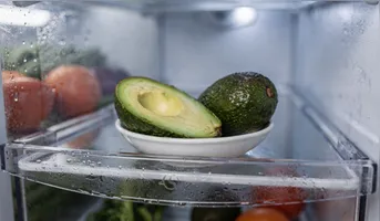 Abrir o abacate e não consumir ele todo requer cuidados na hora de armazenar a fruta