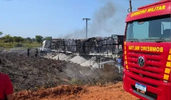 O fogo entre as carretas foi controlado por equipes do Corpo de Bombeiros