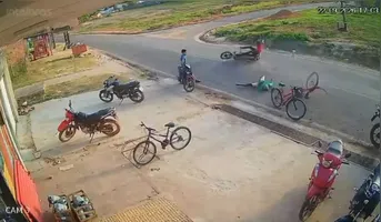 A colisão foi tão forte que tanto o homem que empurrava a bicicleta e o motociclista ficaram feridos
