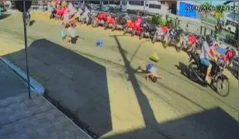 Na colisão, a criança chegou a ser arremessada e foi socorrida pela mãe