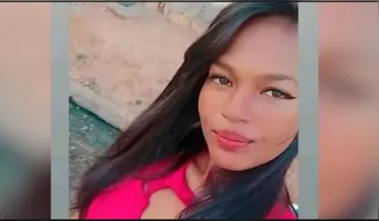 A mulher estava entre família e amigos, quando decidiu mergulhar no rio
