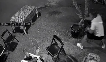 O policial estava num bar, onde foi surpreendido por dois suspeitos que atiraram contra ele