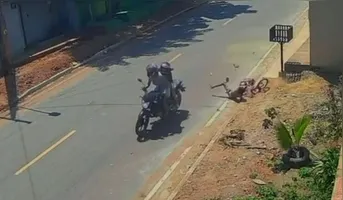 O motociclista atingiu a criança em alta velocidade