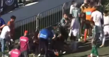 A repórter ficou caída no chão enquanto recebia atendimento.