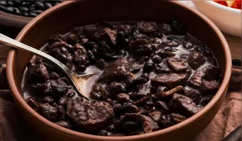 A feijoada é um prato muito querido pelos brasileiros e atende tanto no dia a dia como em ocasiões especiais