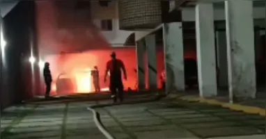 Chamas atingiram carros estacionados em edifício na avenida Lomas Valentinas, em Belém.