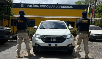 Caminhonete Fiat Strada foi recuperada pela PRF durante fiscalização na BR-230, em Marabá.