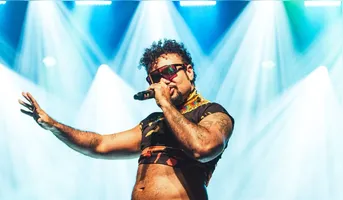 O artista Jeff Moraes apresenta o espetáculo “Príncipe Negro – Uma Realeza Amazônica”, que reúne música, teatro, dança e tecnologia em Belém.