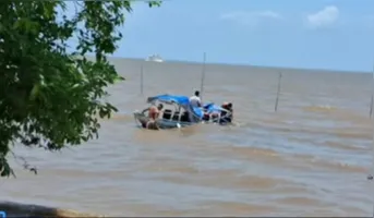 Lancha escolar naufragou na Baía do Marajó, em Muaná, com 11 crianças a bordo. Duas ficaram feridas no acidente.