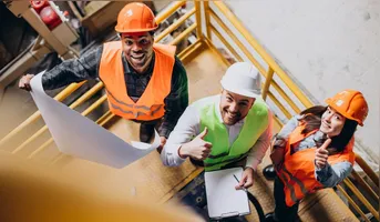 Mercado de trabalho brasileiro registra queda no desemprego e recorde no número de pessoas ocupadas.