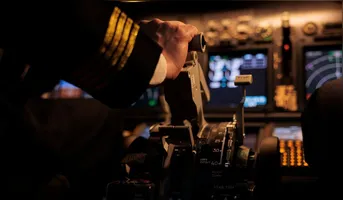 Passageiros ajudaram a controlar a situação após uma briga na cabine de comando de voo da flydubai.