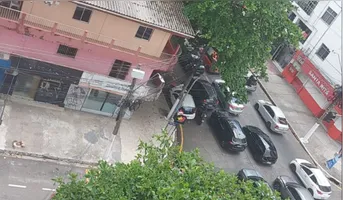 Árvore caiu sobre carro na avenida Alcindo Cacela, próximo à José Malcher, em Belém.