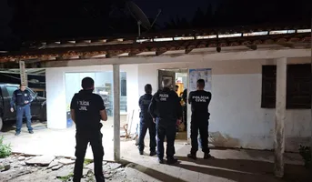 Os agentes atuaram no cumprimento de mais de 100 mandados expedidos pela Justiça e apreenderam diversos objetos e pertences, como veículos, celulares, armas caseiras, simulacros de arma de fogo, joias, documentos, além da apreensão de mais de R$ 10 mil em espécie.