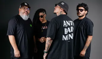 O gênero jamaicano funciona como base para uma sonoridade atravessada pelo brega, carimbó e guitarrada, além de referências de MPB, hip hop, samba e rock que fizeram parte da experiência musical dos integrantes em Belém