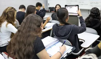 Os estudantes do ensino médio da Educação de Jovens e Adultos (EJA) também têm direito ao pagamento, referente à aprovação nos ciclos de formação e à conclusão do ensino médio.