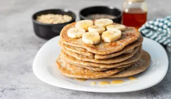 Segundo a nutricionista Juliana Andrade, a banana é fonte de carboidratos, potássio e vitamina B6, enquanto a aveia contém fibras, especialmente a beta-glucana, associada à saciedade e à saúde intestinal.