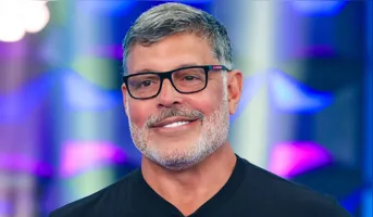 O novo trabalho representa uma nova etapa na trajetória artística de Frota, que acumula uma longa passagem pela televisão e retorna à atuação após anos dedicados a outras atividades.