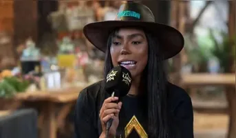 A mudança aconteceu de forma rápida. Carol revelou que já havia comprado uma passagem para retornar à Europa, onde viveu por anos, mas decidiu permanecer no Brasil após receber a proposta da Record.