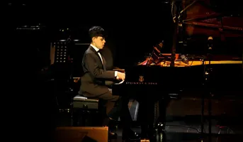 Andres Costa iniciou a trajetória musical aos 10 anos de idade, aprendendo sozinho a tocar o instrumento
