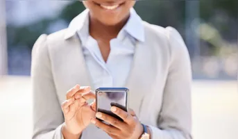 Para utilizar o recurso, é necessário ativá-lo previamente nas configurações do celular.