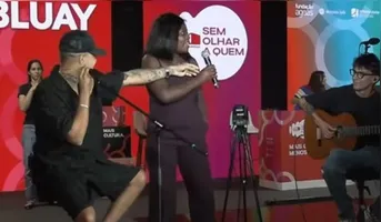 Nas imagens que circulam na internet, ela aparece ao lado do artista e começa a cantar uma frase que rapidamente virou meme: “O que tem no carro?”