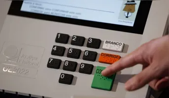 Com a finalidade de não esquecer os candidatos na hora de votar, já que o uso do celular não é permitido dentro das cabines, a chamada 'colinha' ou anotação em papel é permitida pela Justiça Eleitoral.
