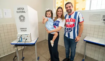 Ao lado da primeira-dama Fabíola Normando e da filha caçula, o gestor concedeu entrevista à jornalistas no local e destacou a importância desse momento para a democracia do país.