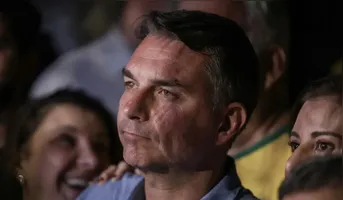 Além de suspender a distribuição gratuita, a Justiça Eleitoral ordenou a retirada imediata de tendas, banners, faixas, cartazes e outros materiais de campanha instalados no posto.
