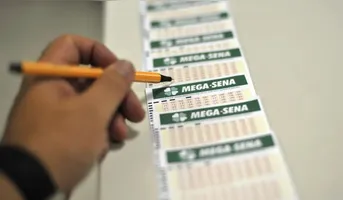 Apesar de não haver ganhadores na faixa principal, 102 jogadores acertaram cinco dezenas e receberão R$ 58.806,72 cada uma. Outras 7.381 apostas fizeram quatro acertos e ganharão R$ 1.339,55 cada.