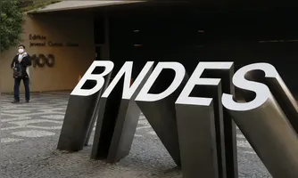 O BNDES nega crédito a clubes após a proibição das apostas no Brasil. Entenda os impactos financeiros e as reações do setor esportivo.