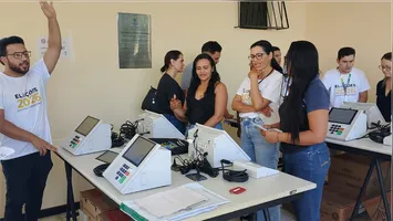 Colaboradores da 59ª Zona Eleitoral realizam treinamento prático sobre procedimentos das urnas eletrônicas para as Eleições 2026.