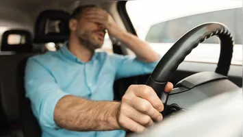 Descubra se carros elétricos podem causar enjoo e entenda os motivos. Dicas para evitar desconforto durante suas viagens!