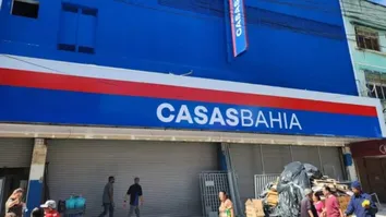 Decisão da Justiça do Trabalho determina o restabelecimento de quase 2 mil contratos de funcionários da Casas Bahia a partir de demissões em agosto.