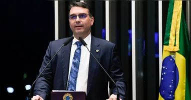 Flávio Bolsonaro sinalizou a empresários que, se for eleito presidente, poderá rever as regras para o fim da escala 6x1, aprovada no Senado, reacendendo o debate sobre jornada de trabalho e direitos dos trabalhadores.
