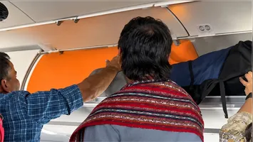 Chamas no compartimento de bagagens da aeronave assustaram passageiros, que tentaram conter o fogo com tecidos.