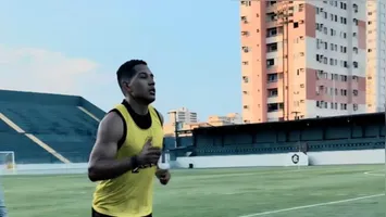 João Lucas, lateral do Remo, inicia transição física após lesão no joelho. Médico do clube prevê retorno rápido ao campo.